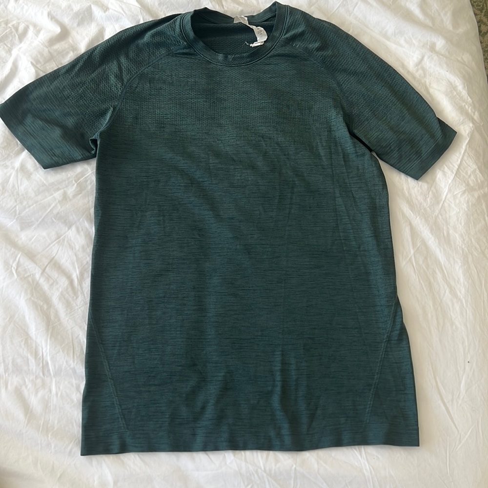 Lightly worn men’s lululemon short sleeve (XS)
